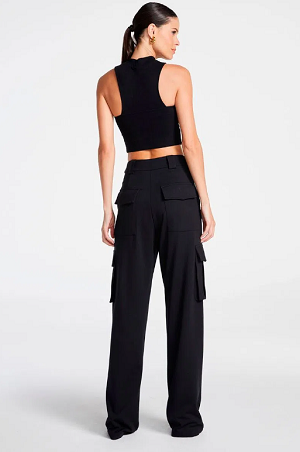 CROPPED VAT WITH NECKLACE