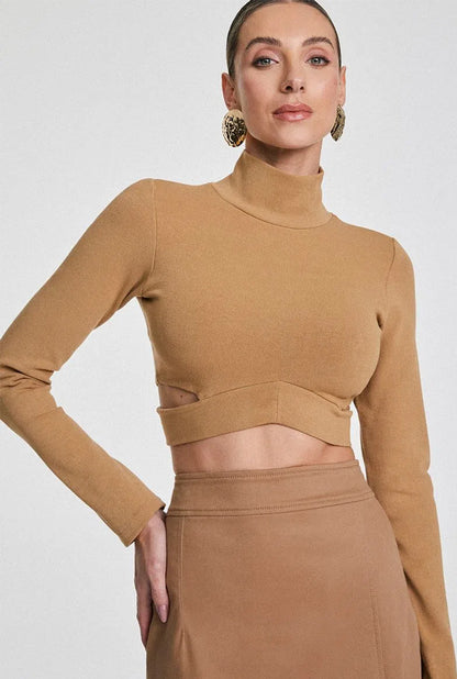 CROPPED LONG SLEEVE CUTOUT AT THE BAR