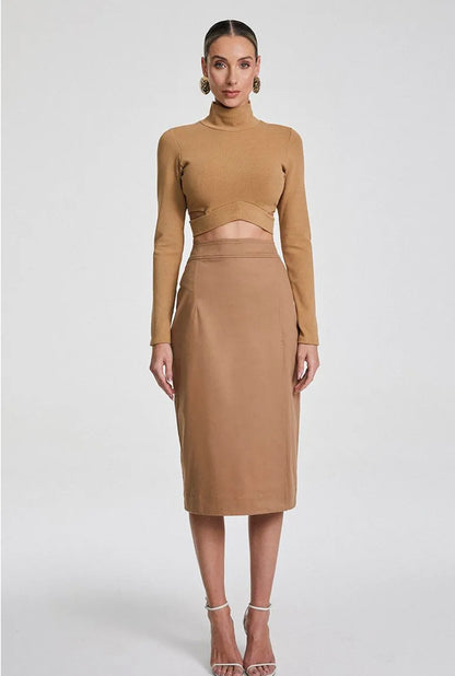 CROPPED LONG SLEEVE CUTOUT AT THE BAR