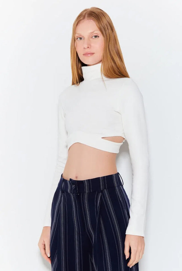 CROPPED LONG SLEEVE CUTOUT AT THE BAR