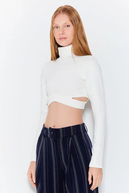 CROPPED LONG SLEEVE CUTOUT AT THE BAR