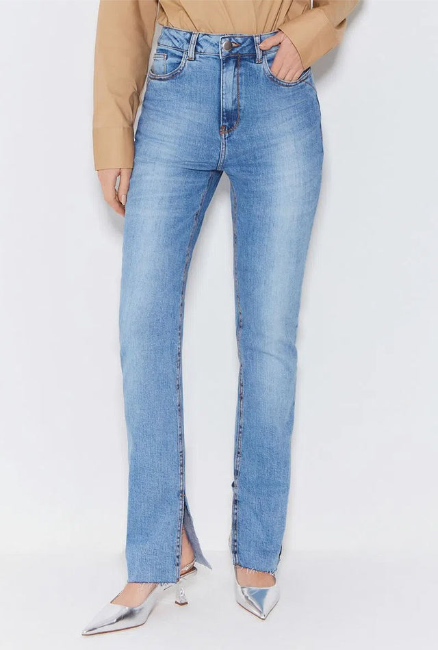 STRAIGHT JEANS WITH SPLIT AT THE HEM